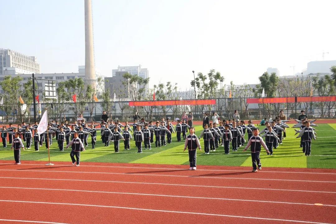 享运动 润童年——天元公学小学部举办第一届素质运动会暨亲子运动会