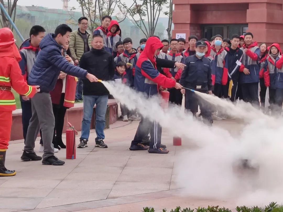 消防演练进校园，重视防火助安全——天元公学高中部开展消防演习活动