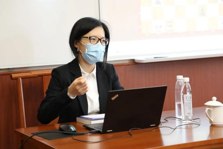 国际象棋女子世界冠军侯逸凡来校交流指导