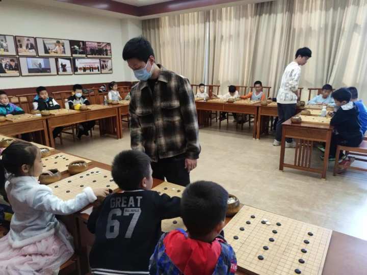 和职业棋手过招，这群孩子表现令人惊叹