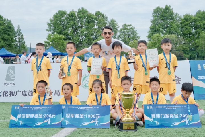 天元公学小学部足球队在“余杭杯”青少年足球精英邀请赛中勇夺冠军